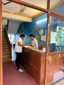 Επισκέπτες που μένουν στο beach view balcony resort by hello varkala