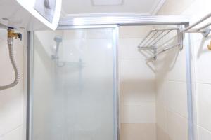 Ванная комната в Prime View 2BR at Grand Setiabudi Bandung Apartment By Travelio +13 фотографий