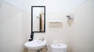 Ένα μπάνιο στο Best Location and Comfy 2BR at Bale Hinggil Apartment By Travelio +18 φωτογραφίες