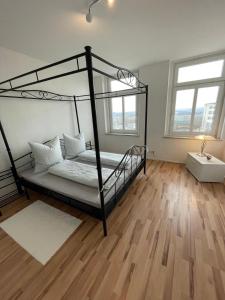 Postel nebo postele na pokoji v ubytování 4 Raum Wohnung mit Balkon u Badewanne Phil 3 + 8 fotografií