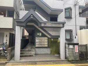 Meinohamaにあるavanti house姪浜の表札のある建物の入口