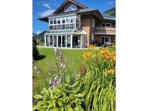 una casa con un giardino davanti di Heimatliebe Comfortable holiday residence a Ramsau