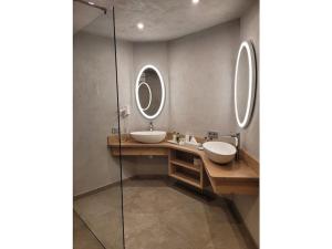 un bagno con due lavandini e due specchi di Heimatliebe Comfortable holiday residence a Ramsau Altre 31 foto