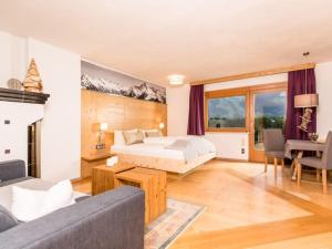 una camera d'albergo con un letto e un divano di Heimatliebe Comfortable holiday residence a Ramsau