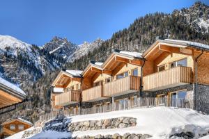 a lodge in the mountains in the snow at Arlberg Chalets in Wald am Arlberg