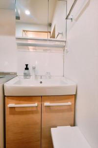 a bathroom with a sink and a mirror at 58 池袋駅 7分 2-4人丨Ikebukuro 7 minutes 2-4 people in Tokyo