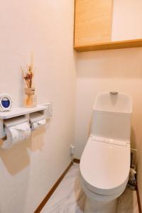 a bathroom with a white toilet in a room at 58 池袋駅 7分 2-4人丨Ikebukuro 7 minutes 2-4 people in Tokyo