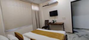 Postel nebo postele na pokoji v ubytování Hotel Suryavanshi Palace