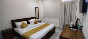 Postel nebo postele na pokoji v ubytování Hotel Suryavanshi Palace
