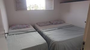 two twin beds in a room with a window at Recanto do Ze Bonito in Conde +18 photos