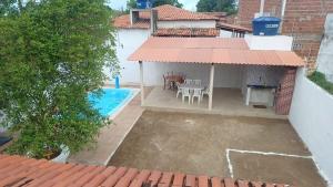 a view of the backyard of a house with a swimming pool at Recanto do Ze Bonito in Conde