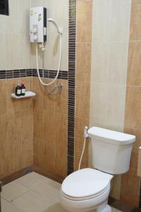 un bagno con wc e doccia di Baan Mulan a Ko Samed