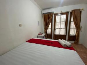Letto o letti in una camera di RedDoorz Syariah at Sudirman Street Garut