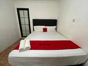 Letto o letti in una camera di RedDoorz Syariah at Sudirman Street Garut