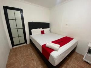 Letto o letti in una camera di RedDoorz Syariah at Sudirman Street Garut