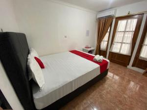 Letto o letti in una camera di RedDoorz Syariah at Sudirman Street Garut