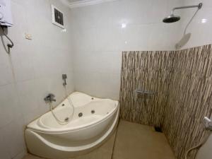 Bagno di RedDoorz Syariah at Sudirman Street Garut