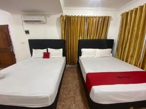 Letto o letti in una camera di RedDoorz Syariah at Sudirman Street Garut