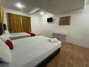 Letto o letti in una camera di RedDoorz Syariah at Sudirman Street Garut
