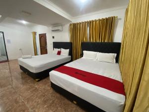 Postel nebo postele na pokoji v ubytování RedDoorz Syariah at Sudirman Street Garut