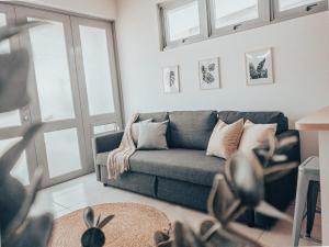 Гостиная зона в LaLolitaVilla - walking distance to Playa Buye!