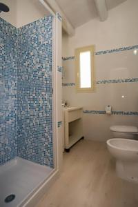 サンピエリにあるLa Giara - holiday apartmentsのバスルーム(シャワー、トイレ、シンク付)