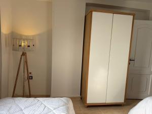 - une chambre avec un placard blanc et un lit dans l'établissement Golden View Pyramids Hotel, au Caire 5 autres photos