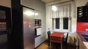 Η κουζίνα ή μικρή κουζίνα στο Apartament 500 metrów od wjazdu na A4 +2 φωτογραφίες
