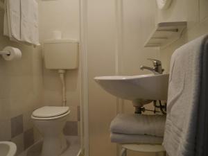 Koupelna v ubytování Hotel Monaco - parcheggio incluso e piscina - min 2 gg