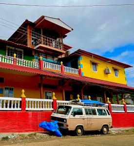 a van parked in front of a colorful house at Hospedajes apartamentos full equipada a solo 10- minutos del aropuerto Panamá pasifico 5 minutos de playas y a solo 20 minutos de la ciudad de panama y los principales sitios turísticos in Veracruz