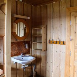 a bathroom with a sink and a mirror at Langedrag Naturpark AS in Tunhovd