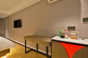 Televiisor ja/või meelelahutuskeskus majutusasutuses Manji Yunfan Hotel Shenyang Zhongjie North Station Forbidden City Dashuaifu Branch