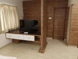 TV a/nebo společenská místnost v ubytování Residenza Adhikrishna Arcade