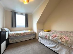 Ліжко або ліжка в номері Large 2 Floor Apt near Beach & Train and Golf courses