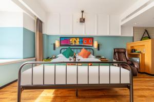 Postel nebo postele na pokoji v ubytování Happy Inn-Xinzheng International Airport Branch喜鹊愉家连锁酒店-机场店