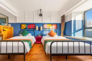 Postel nebo postele na pokoji v ubytování Happy Inn-Xinzheng International Airport Branch喜鹊愉家连锁酒店-机场店