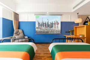 Postel nebo postele na pokoji v ubytování Happy Inn-Xinzheng International Airport Branch喜鹊愉家连锁酒店-机场店