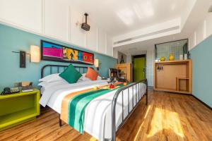 Postel nebo postele na pokoji v ubytování Happy Inn-Xinzheng International Airport Branch喜鹊愉家连锁酒店-机场店
