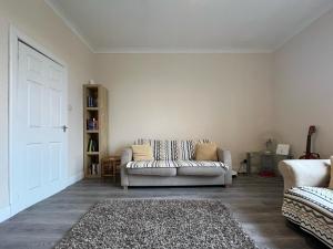 Зона вітальні в Large 2 Floor Apt near Beach & Train and Golf courses