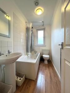 Ванна кімната в Large 2 Floor Apt near Beach & Train and Golf courses