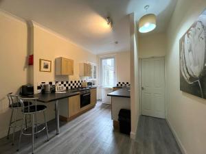 Кухня або міні-кухня у Large 2 Floor Apt near Beach & Train and Golf courses