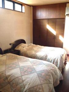 Una cama o camas en una habitación de 伊勢志摩 The Guest House 東の窓