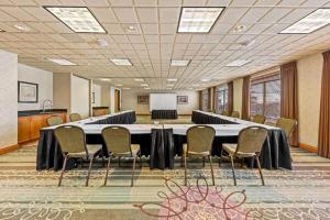 カルガリーにあるWingate by Wyndham Calgary Southの大きなテーブルと椅子のある会議室 +37枚の写真