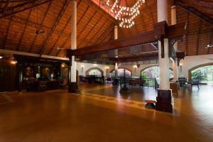 una grande camera con soffitto in legno e pista da ballo di Lakesong Resort a Kumarakom