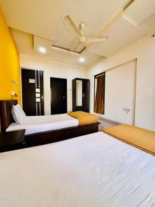 Katil atau katil-katil dalam bilik di Hsquare Malad Elegant Service Apartment