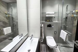 Een badkamer bij Ramada Encore Doha by Wyndham