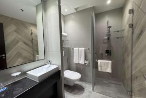 Een badkamer bij Ramada Encore Doha by Wyndham