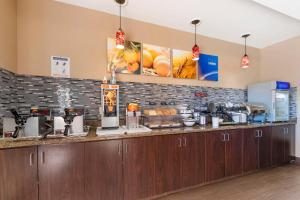 a kitchen with a counter with aasteryasteryasteryasteryasteryasteryasteryasteryastery at Comfort Inn & Suites Porter near Indiana Dunes in Porter