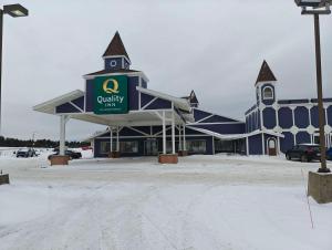 a large blue building with a sign that reads quality clinic at Quality Inn Gaylord in Gaylord