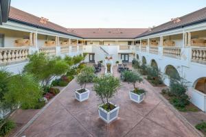 希尔兹堡The Lodge at Healdsburg, Tapestry Collection by Hilton的享有种有树木和植物的庭院的顶部景色